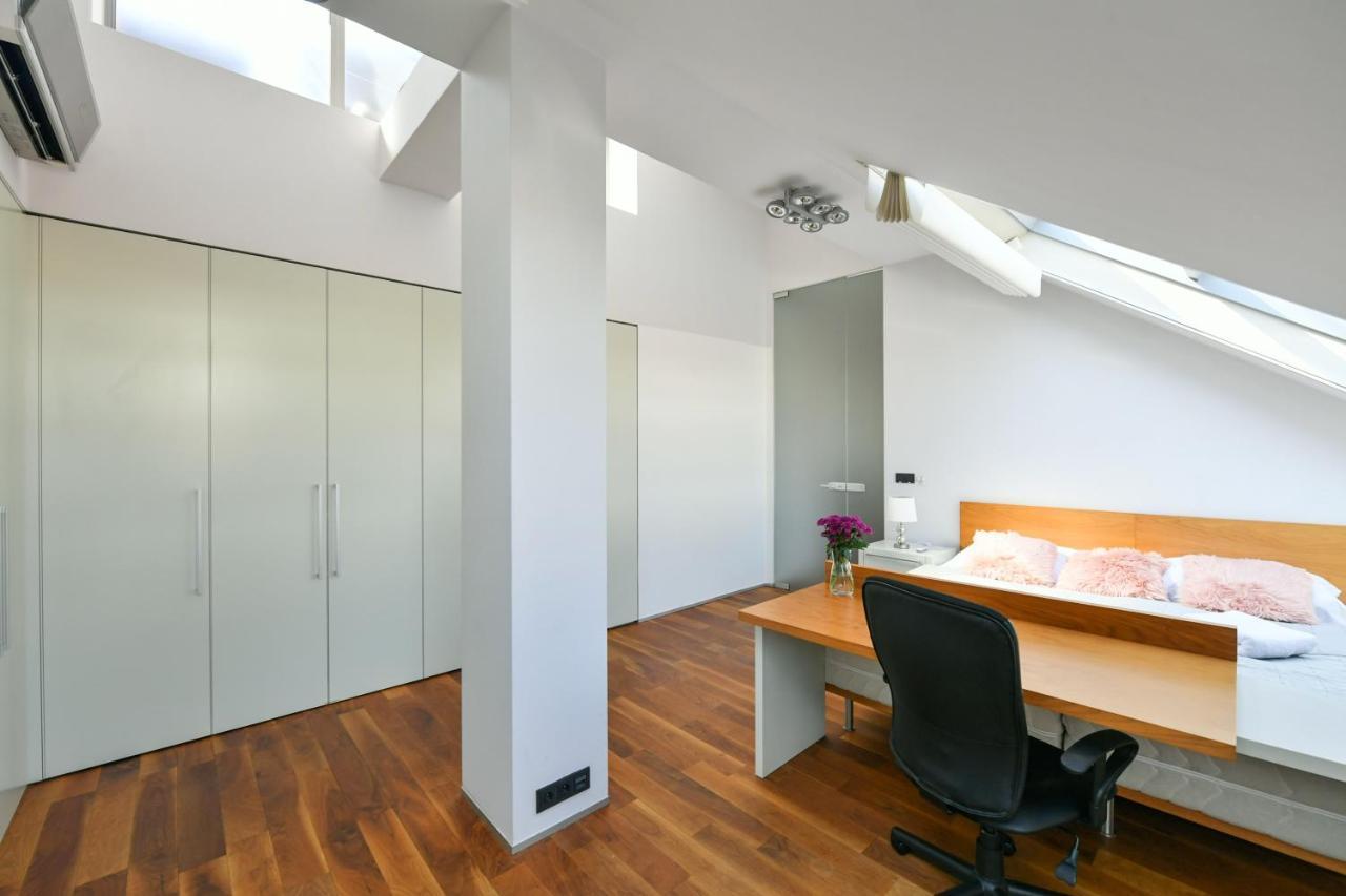 Luxury Penthouse With Sauna, Terrace, 250m2, 5bdrm, 3bthrm Praag