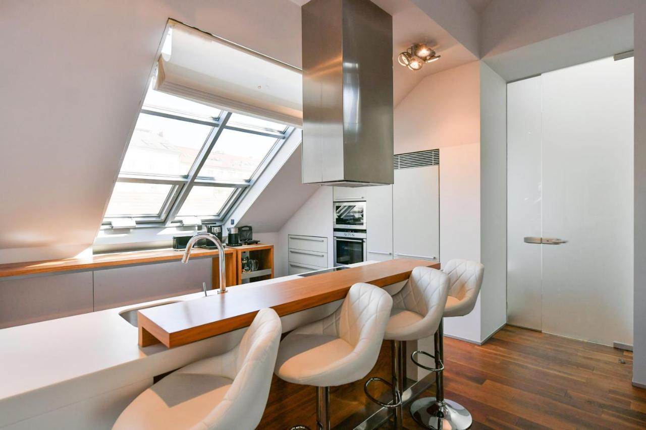 Luxury Penthouse With Sauna, Terrace, 250m2, 5bdrm, 3bthrm Appartement Praag