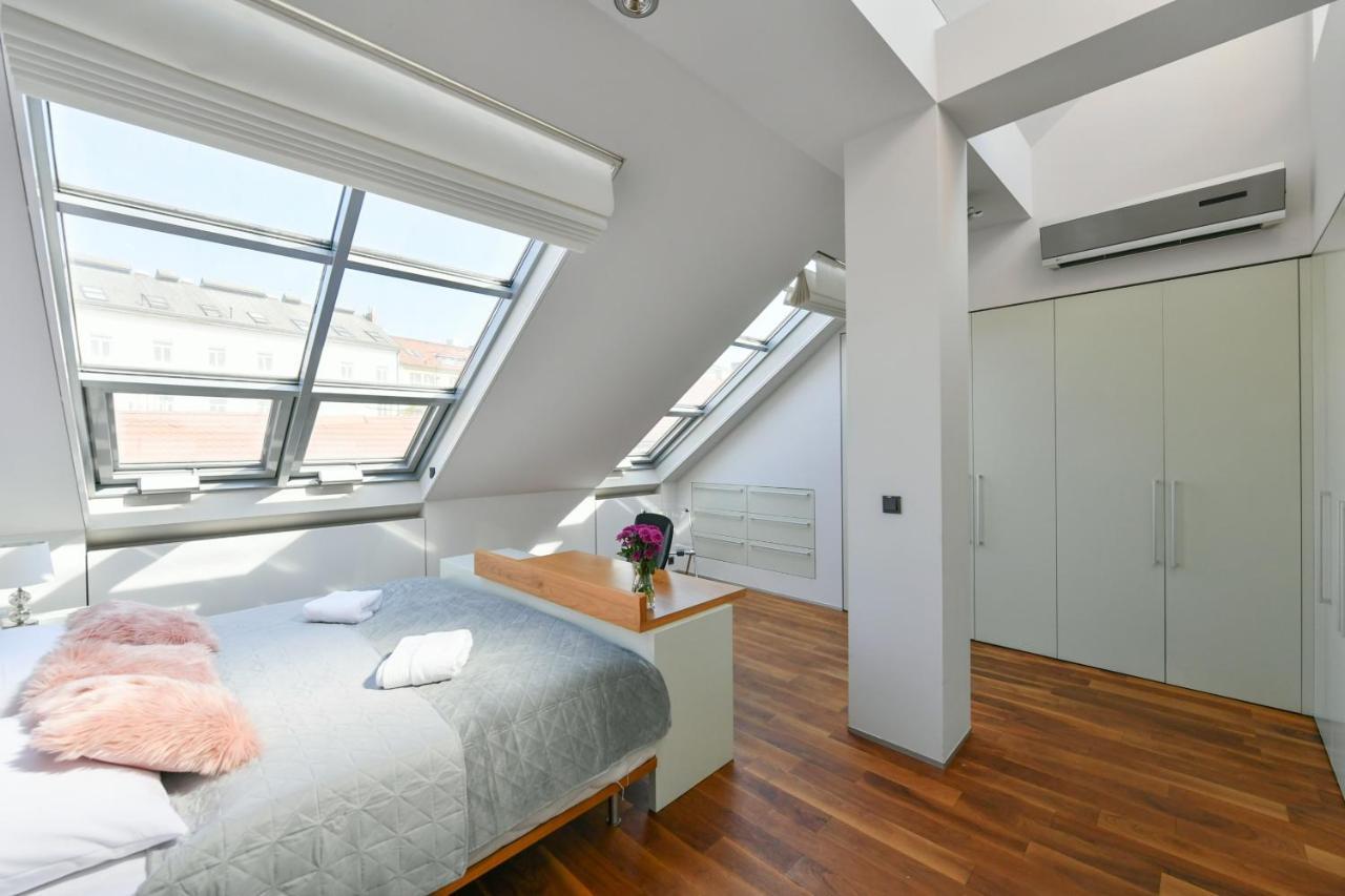 Luxury Penthouse With Sauna, Terrace, 250m2, 5bdrm, 3bthrm Appartement Praag